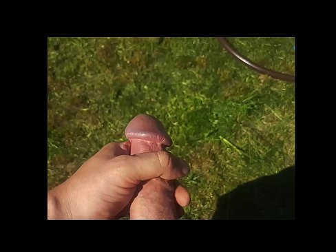 ❤️ Hottie si fa scopare a figa rosa è cums cun un squirt in un giardinu d'estate ❌ Solo porno à co.xxxomg.ru ❌